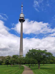 Obraz premium Danube Tower in Vienna seen from the Danube park