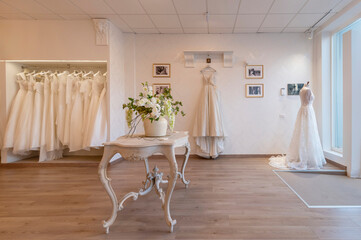 Diseño de interiores de un lujoso local para trajes de novias. 