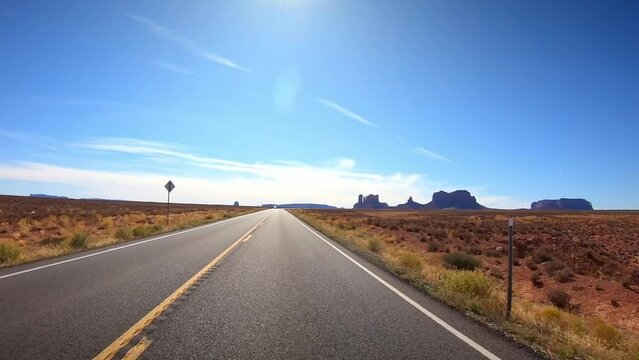 Hyperlapse and timelapse in Monument Valley at Forrest Gump point - Driving on valley drive with western landscape - Cinema and movies filmed guided tour