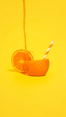 Fotografia creativa de una naranja con líquido de zumo recién exprimido. 