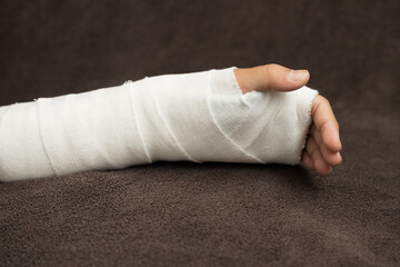 Fototapeta na wymiar 骨折や打撲、捻挫をして腕を固定するイメージ
