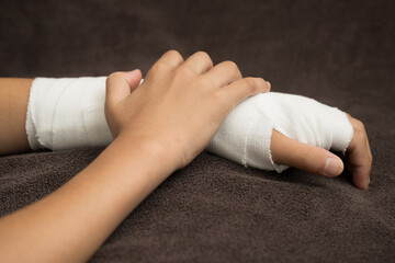 骨折や打撲、捻挫をして腕を固定するイメージ