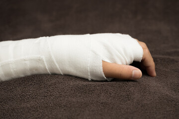 骨折や打撲、捻挫をして腕を固定するイメージ