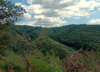 Blick auf die Molbeerlee bei Hoscheid im Kanton Diekirch im Norden von Luxemburg in den luxemburgischen Ardennen auf dem Wanderweg Escapardenne Lee Trail.