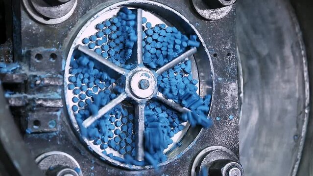 Soap plodder machine refines and shapes soap noodles or dough into solid bars