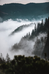 Bergr&uuml;cken mit Wolken