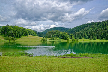 Lac d'altitude au milieu d'une forêt jurassienne