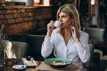 Business woman having lunch in a cafe