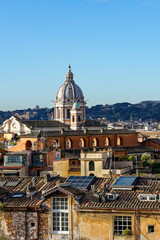 Obraz na płótnie Canvas Vue sur les toits, les monuments et les clochers de Rome