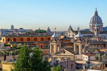 Obraz premium Vue sur les toits, les monuments et les clochers de Rome