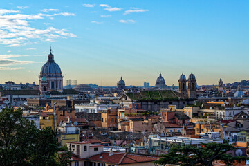 Vue sur les toits, les monuments et les clochers de Rome