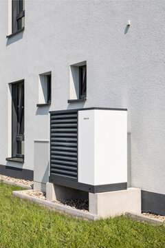 Luft-Wasser-W&auml;rmepumpe von Solvis vor eine Gewerbebau
