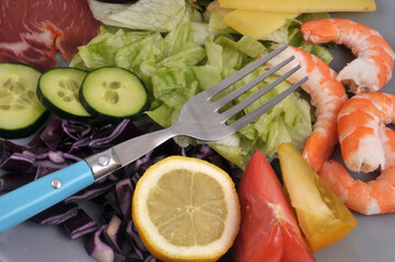 Salade composée maison dans une assiette avec une fourchette en gros plan