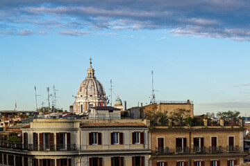 Fototapeta na wymiar Les toits et clochers de Rome