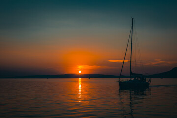 hajó és naplemente a Balatonon