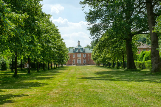 Historisches Schloss Clemenswerth mit einem sch&ouml;nen Park bei S&ouml;gel