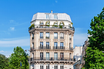 Façade d’un immeuble parisien en pierres - obrazy, fototapety, plakaty