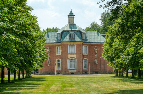 Historisches Schloss Clemenswerth mit einem romantischen Park bei S&ouml;gel