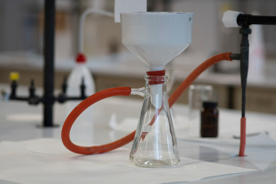 Porcelain buchner funnel that filters under vacuum