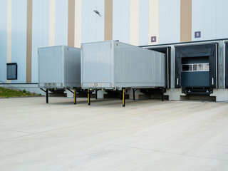 Container-Anhänger ohne LKW an Laderampen von Lagerhalle Warehouse 