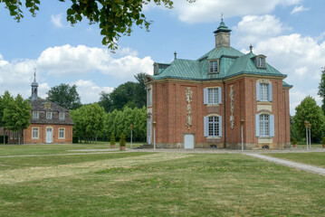 Fototapeta na wymiar Historisches Schloss Clemenswerth und Pavillon bei Sögel