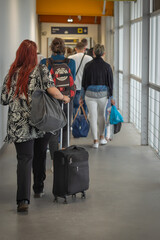passagers dans les couloirs d'un aéroport après l'atterrissage de leur avion
