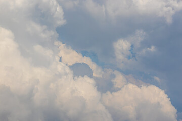 Fototapeta na wymiar ciel bleu avec de gros nuages 
