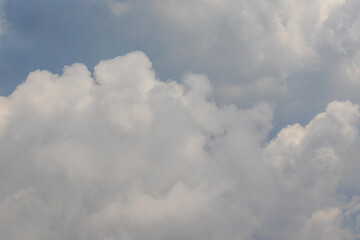 ciel bleu avec de gros nuages	