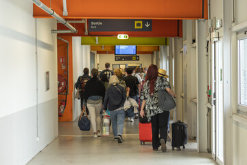 passagers dans les couloirs d'un aéroport après l'atterrissage de leur avion