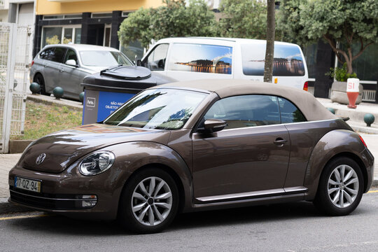 Porto, Région Nord, Portugal - 01062023 : voiture Coccinelle (Beetle) de Volkswagen garée sur le bord d'un trottoir