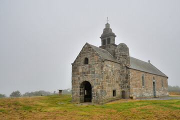 Fototapeta na wymiar La chapelle Saint-Hervé.au sommet du Menez Bré en Bretagne