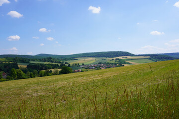 Fototapeta na wymiar Blick auf den Ort Kaierde in der Nähe von Delligsen im Hils in Niedersachsen