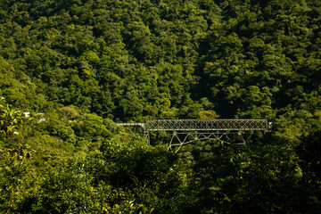 Ferrovia que atravessa as cidades de Morretes e Curitiba na serra do Paraná. 