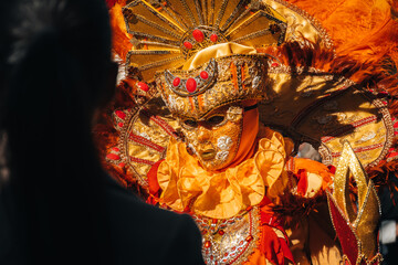 Naklejka premium Máscaras Venezianas Detalhadas e Fantasias Ornamentadas do Carnaval de Veneza. Carnaval de Veneza. Pessoas fantasiadas.