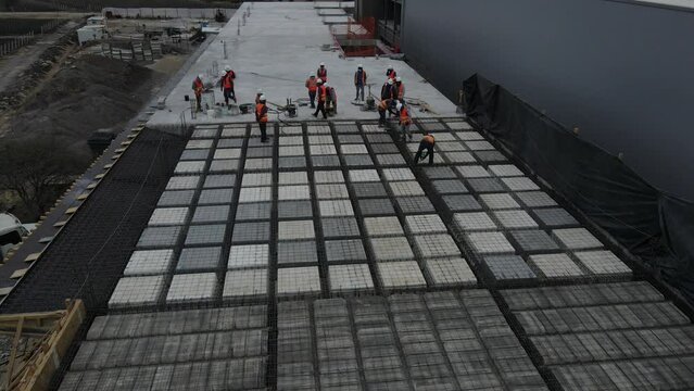 Construcci&oacute;n de nave industrial, aerial dron View warehouse, construcci&oacute;n,  hombres  trabajando. vuelo, cemento alba&ntilde;il