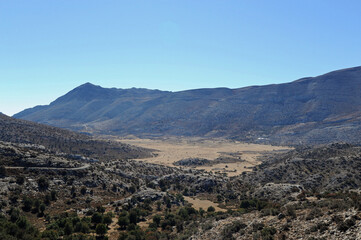 Fototapeta na wymiar Le plateau du Nida et le mont Ida près d'Anogia en Crète