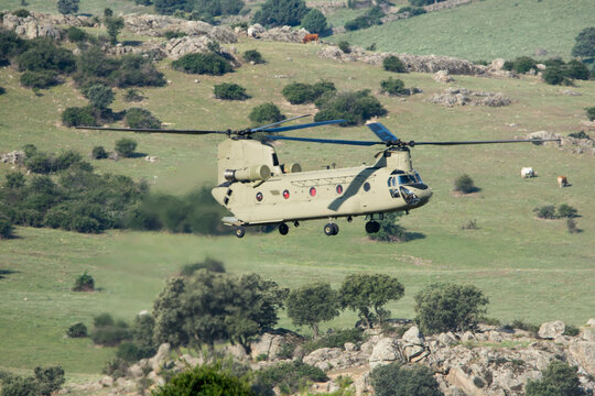 Helicóptero de transporte militar con dos rotores