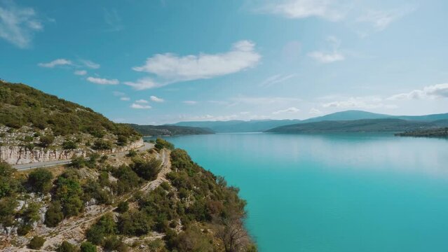 Admirez la splendeur du Pont de Sainte-Croix-de-Verdon lors d'une journ&eacute;e ensoleill&eacute;e d'&eacute;t&eacute;. Cette vid&eacute;o captivante met en valeur l'&eacute;l&eacute;gance de ce pont embl&eacute;matique, offrant une vue imprenable sur les