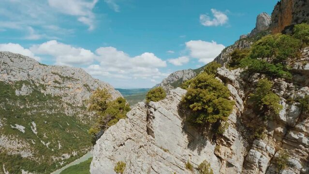 Dive into the Gorges du Verdon with this captivating video. Navigate steep roads through breathtaking landscapes