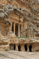 jordania pequeña petra templo tumba ciudad perdida nabateo desfiladero rosa esculpida en la roca  4M0A1357-as23