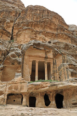 jordania pequeña petra templo tumba ciudad perdida nabateo desfiladero rosa esculpida en la roca  4M0A1358-as23