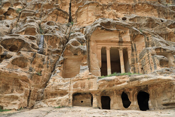 Naklejka premium jordania pequeña petra templo tumba ciudad perdida nabateo desfiladero rosa esculpida en la roca 4M0A1361-as23