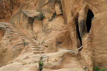 jordania pequeña petra viviendas en cuevas ciudad perdida nabateo desfiladero rosa esculpida en la roca 4M0A1395-as23