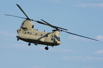 Fototapeta na wymiar Helicóptero de transporte militar con dos rotores