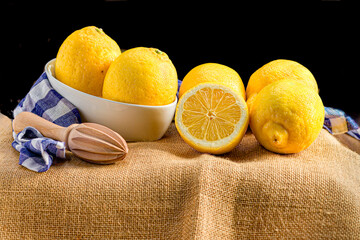 Citrus flavors in harmony: lemons and their juice