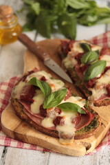 tartines tomates séchées, pesto, mozzarella