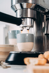 Machine à café expresso en action dans une tasse en céramique