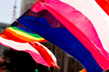 Bandeiras coloridas, símbolo do orgulho gay, penduradas em varais na Avenida Paulista. 27ª...