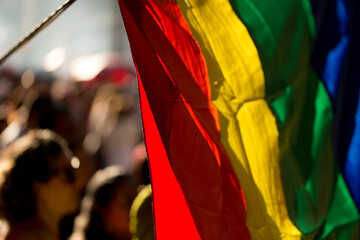 Bandeira símbolo do orgulho gay e publico ao fundo. 27ª edição, Parada do Orgulho LGBT+ de São Paulo, Brasil.  - obrazy, fototapety, plakaty