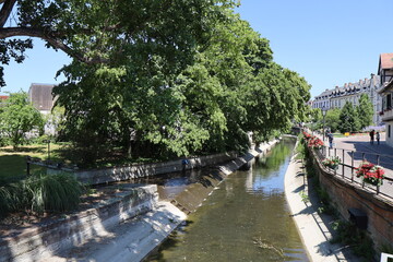 Fototapeta na wymiar Rivière la Lauche, canal dans Colmar, quartier surnomme 